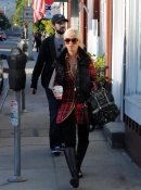 Shopping_with_Jordan_in_Santa_Monica_-_December_21_-_Christina_Aguilera_Daily_030.jpg