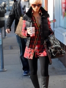Shopping_with_Jordan_in_Santa_Monica_-_December_21_-_Christina_Aguilera_Daily_032.jpg