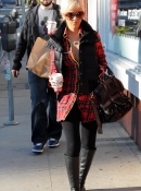 Shopping_with_Jordan_in_Santa_Monica_-_December_21_-_Christina_Aguilera_Daily_033.jpg