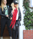 Spotted_leaving_Fred_Segal_after_shopping_with_a_friend_-_October_20_-_Christina_Aguilera_Daily_003.jpg