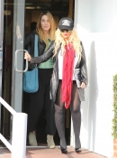 Spotted_leaving_Fred_Segal_after_shopping_with_a_friend_-_October_20_-_Christina_Aguilera_Daily_011.jpg
