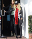 Spotted_leaving_Fred_Segal_after_shopping_with_a_friend_-_October_20_-_Christina_Aguilera_Daily_017.jpg