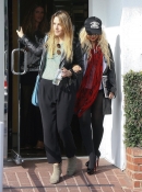 Spotted_leaving_Fred_Segal_after_shopping_with_a_friend_-_October_20_-_Christina_Aguilera_Daily_020.jpg