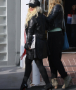 Spotted_leaving_Fred_Segal_after_shopping_with_a_friend_-_October_20_-_Christina_Aguilera_Daily_025.jpg