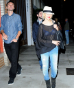 Venice_Beach_-_October_2_-_Christina_Aguilera_Daily_07.jpg