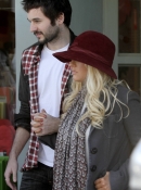 Xtina___Matt_shopping_in_Beverly_Hills_-_December_10_-_Christina_Aguilera_Daily_01.jpg