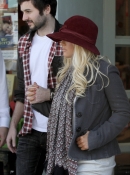 Xtina___Matt_shopping_in_Beverly_Hills_-_December_10_-_Christina_Aguilera_Daily_02.jpg