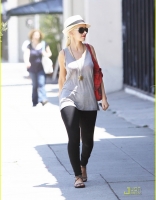 christina-aguilera-shopping-spree-05.jpg