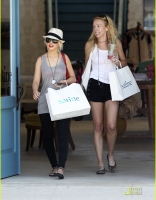 christina-aguilera-shopping-spree-07.jpg