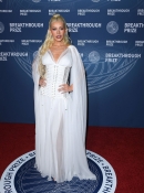 xtinadaily_christina_aguilera_11th_Breakthrough_Prize_Ceremony_at_Barker_Hangar_4374384394400.jpg