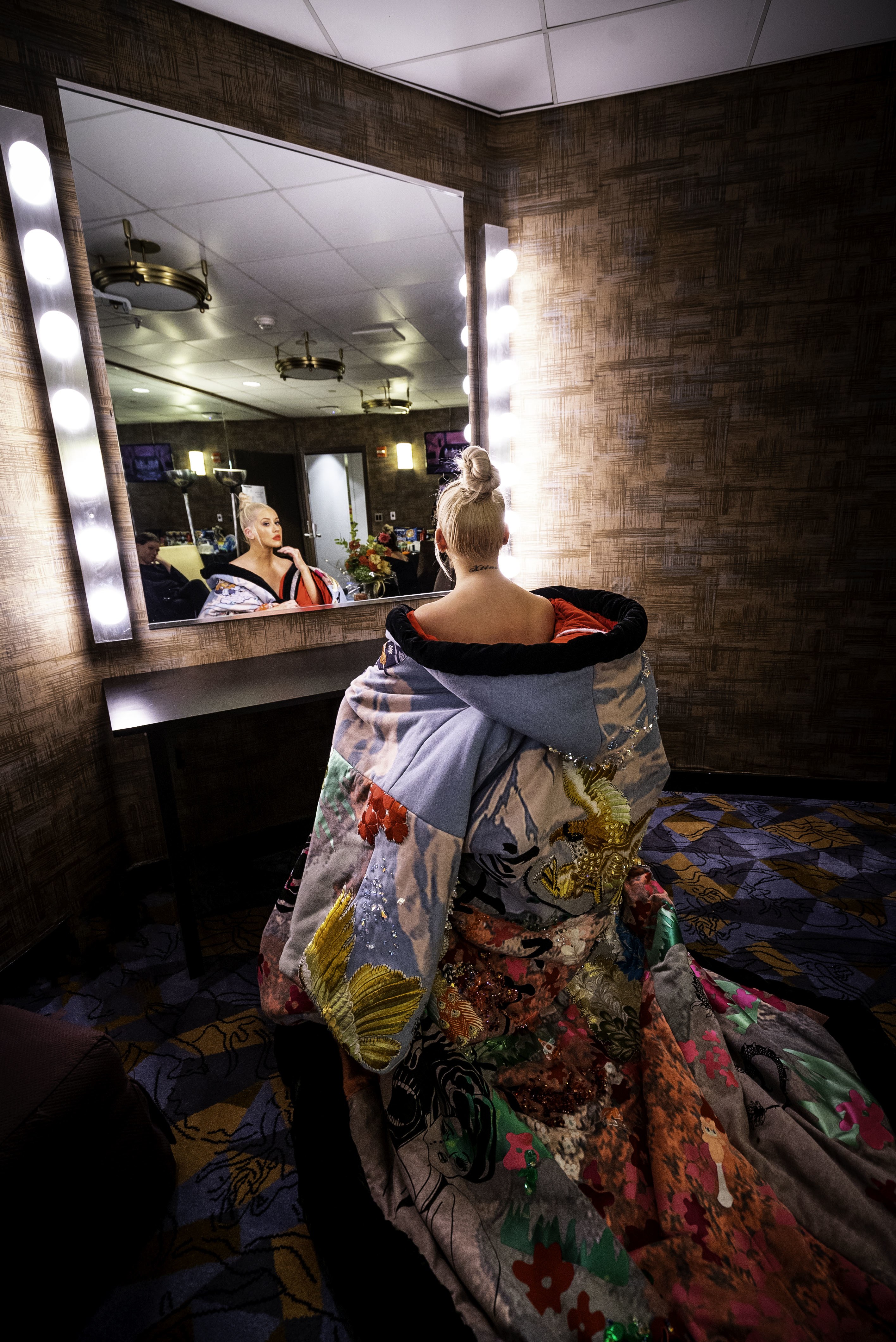 â€œA quick moment before the show in one of my favorite stage looks. Everyone knows I love a good kimono - and this Milligan Beaumont piece is heaven.â€

